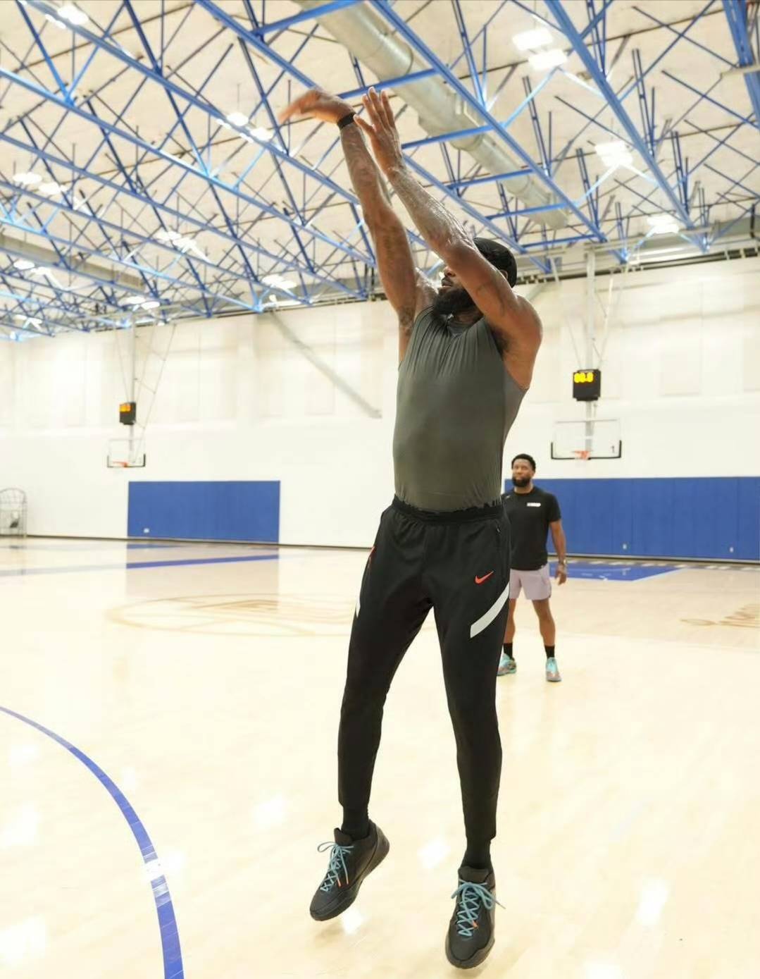  出色防守首场状态出色，热火观众沸腾！，詹姆斯重返赛场赛场气氛高涨-开云中国