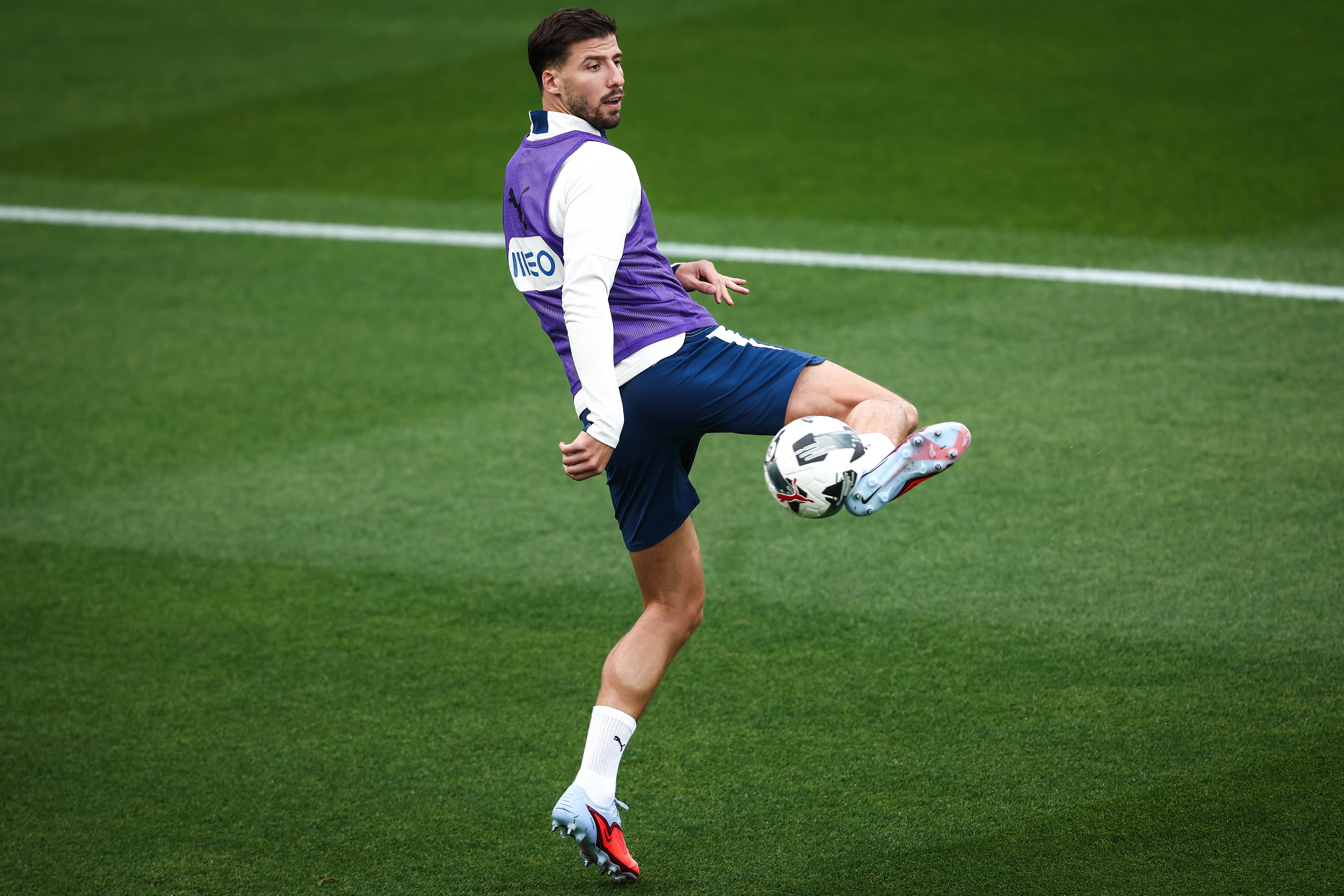 包含葡萄牙体育训练开放日，今夜防线松动引欢呼，欧超杯在即，球队文化再被提及的词条-开云平台