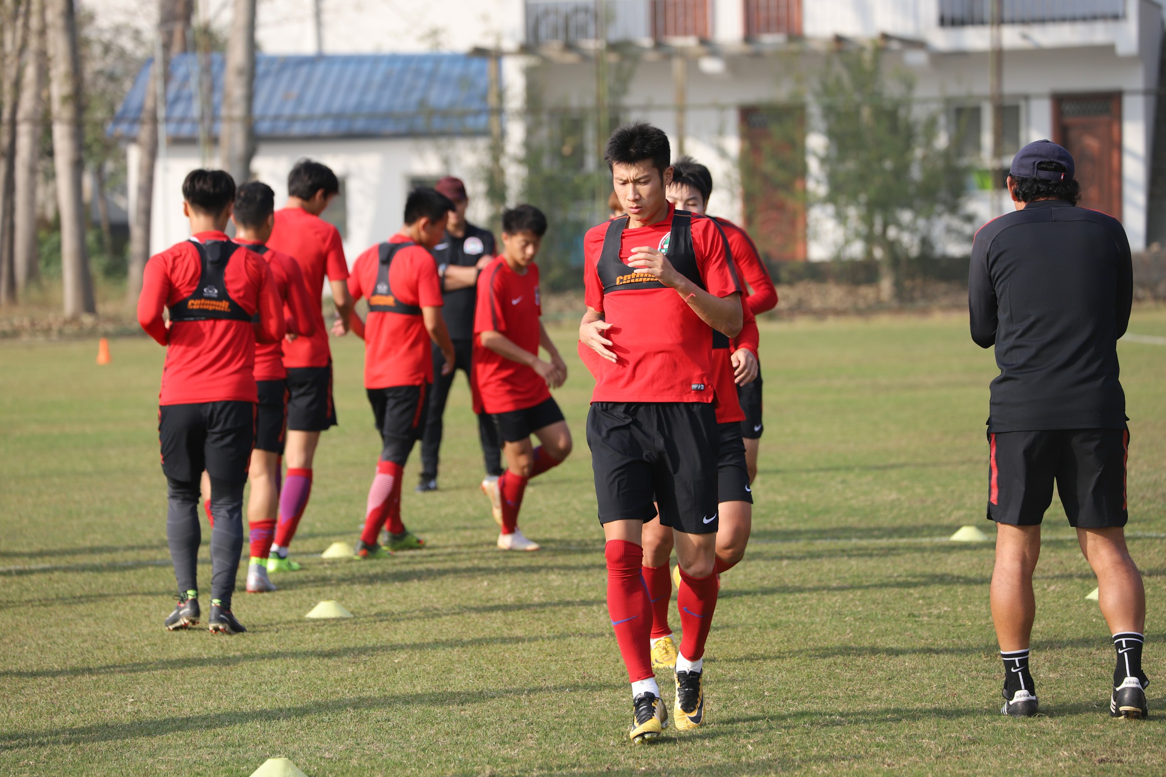 关于今晚上海久事备战葡超；再遭质疑细节曝光；引发热议；训练强度明显提升的信息